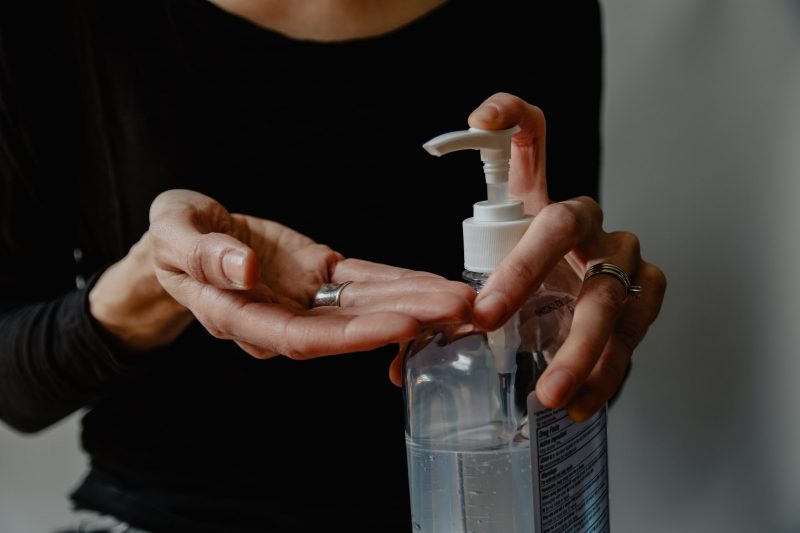 Dozowniki do dezynfekcji rąk – podstawowe wyposażenie każdej firmy w 2021 roku